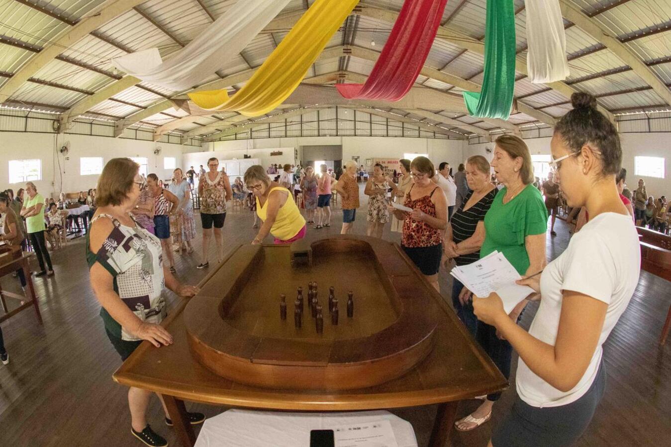 Dia da Mulher: idosas participam do 1º Torneio de Bolãozinho de Mesa
