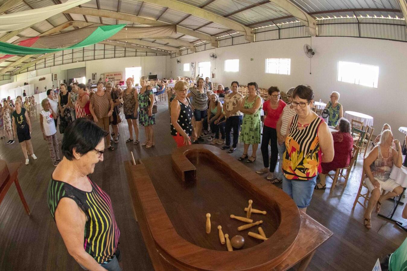 Dia da Mulher: idosas participam do 1º Torneio de Bolãozinho de Mesa