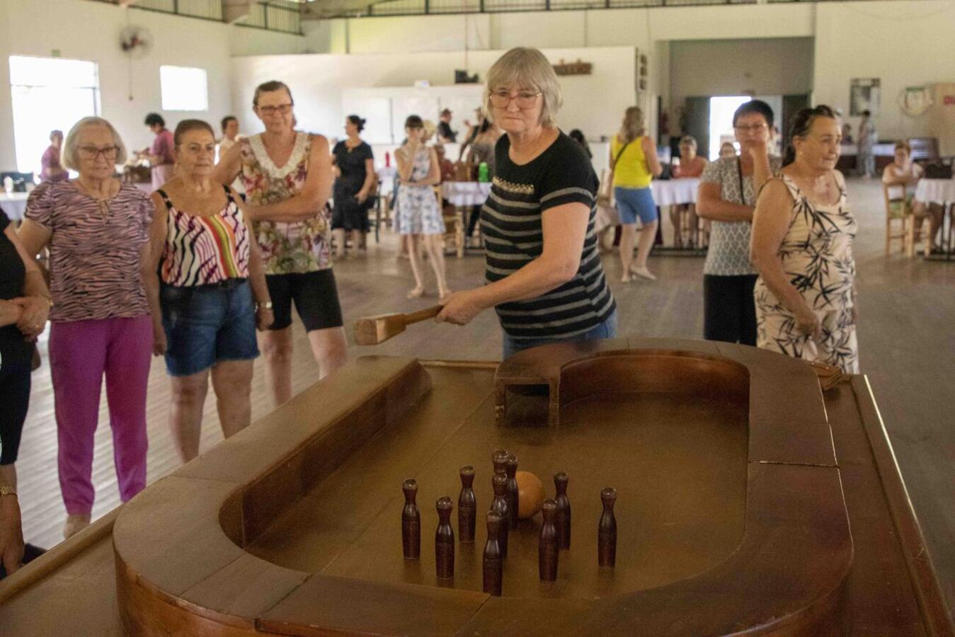 Dia da Mulher: idosas participam do 1º Torneio de Bolãozinho de Mesa