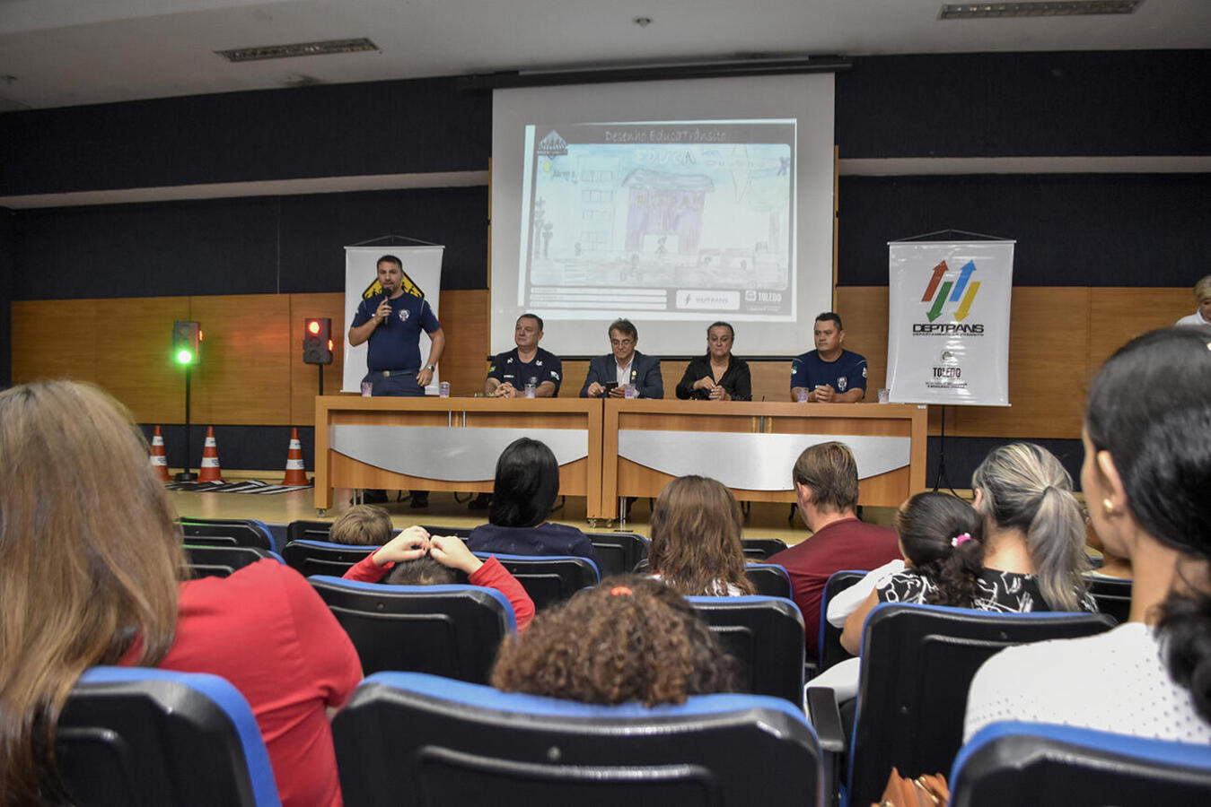 Grupo de 13 estudantes do 4º ano recebeu certificado e um kit com diversos mimos em solenidade realizada na manhã desta quarta (15) no Auditório Acary Oliveira