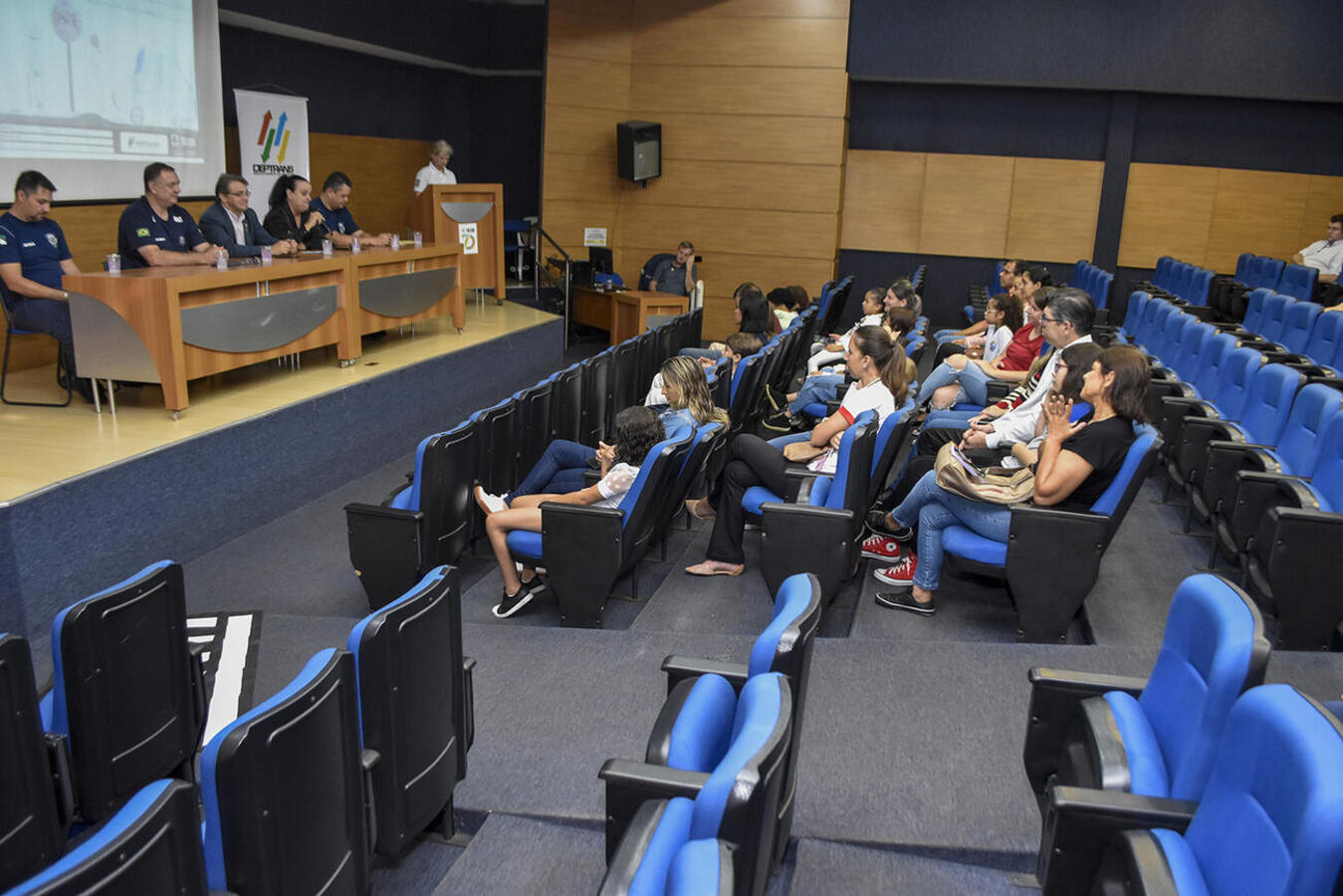 Grupo de 13 estudantes do 4º ano recebeu certificado e um kit com diversos mimos em solenidade realizada na manhã desta quarta (15) no Auditório Acary Oliveira
