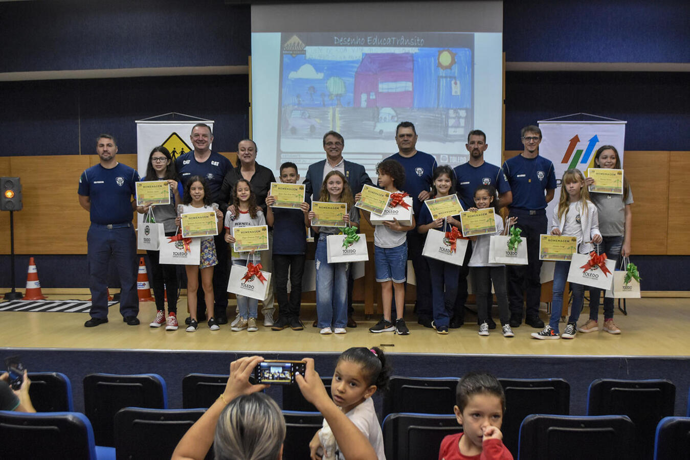 Grupo de 13 estudantes do 4º ano recebeu certificado e um kit com diversos mimos em solenidade realizada na manhã desta quarta (15) no Auditório Acary Oliveira