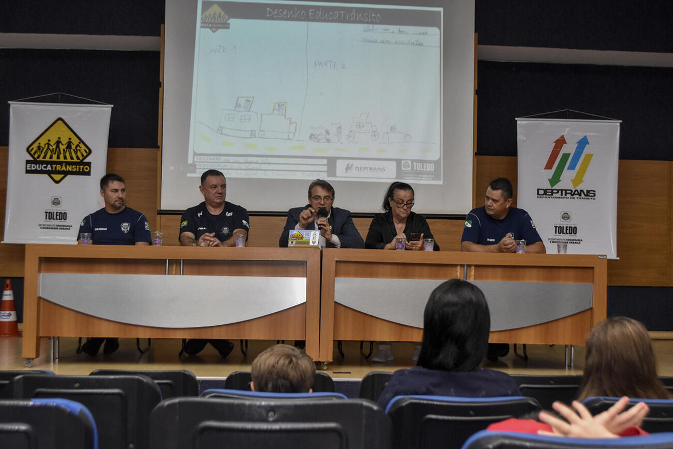 Grupo de 13 estudantes do 4º ano recebeu certificado e um kit com diversos mimos em solenidade realizada na manhã desta quarta (15) no Auditório Acary Oliveira
