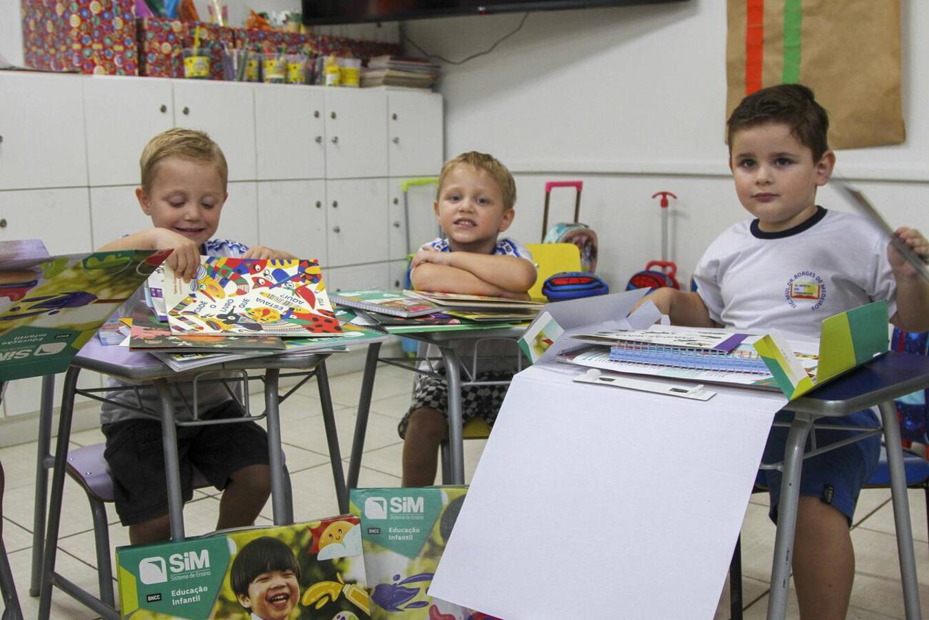Alunos da Borges de Medeiros receberam materiais pedagógicos. (Ricardo Morante/Prefeitura de Toledo)