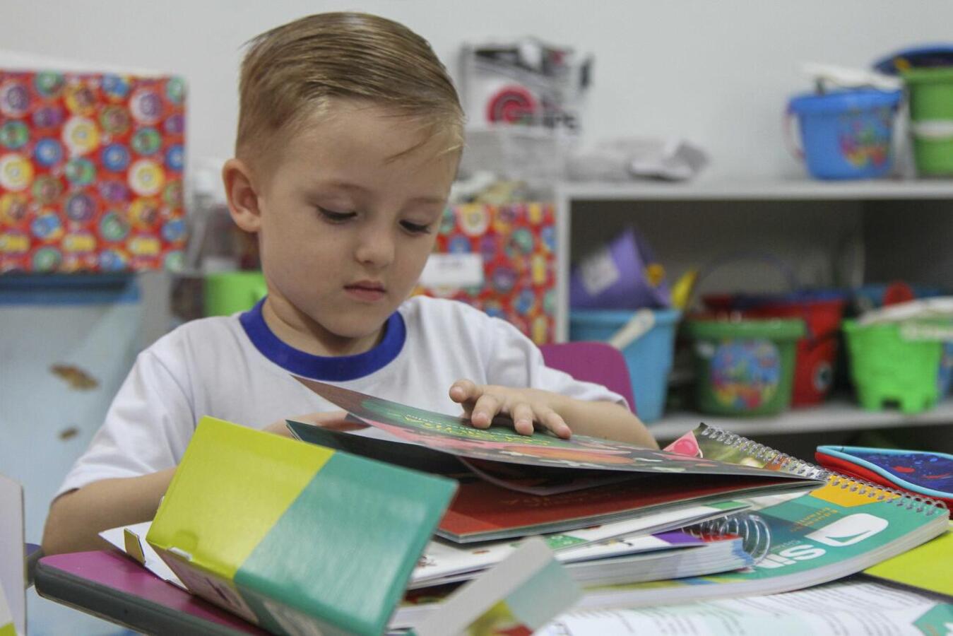 Alunos da Borges de Medeiros receberam materiais pedagógicos. (Ricardo Morante/Prefeitura de Toledo)