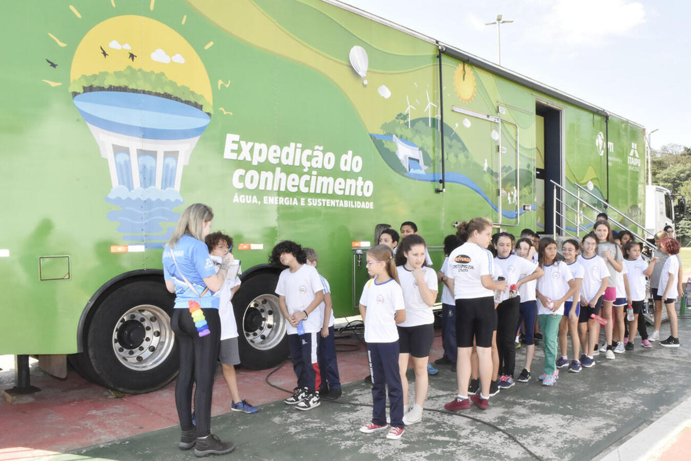 Público participou de atividades lúdicas oferecidas em carreta de projeto da Itaipu Binacional e do PTI que ficou em Toledo entre terça e sexta-feira (21 a 24) 