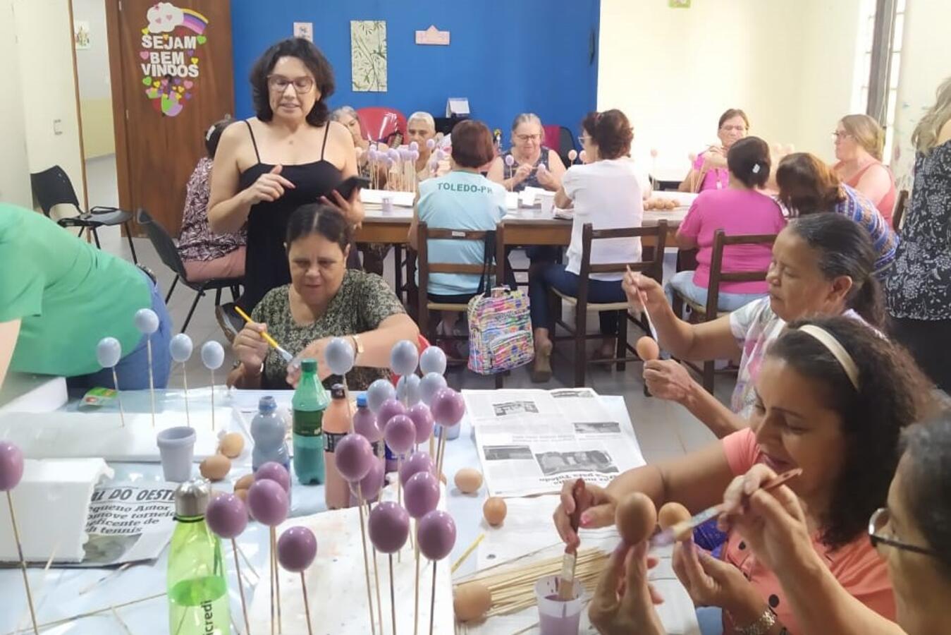 Foram coloridas 1.200 unidades do ornamento que será colocado em árvore que será ponto central de evento marcado para o Domingo de Ramos (2/4)