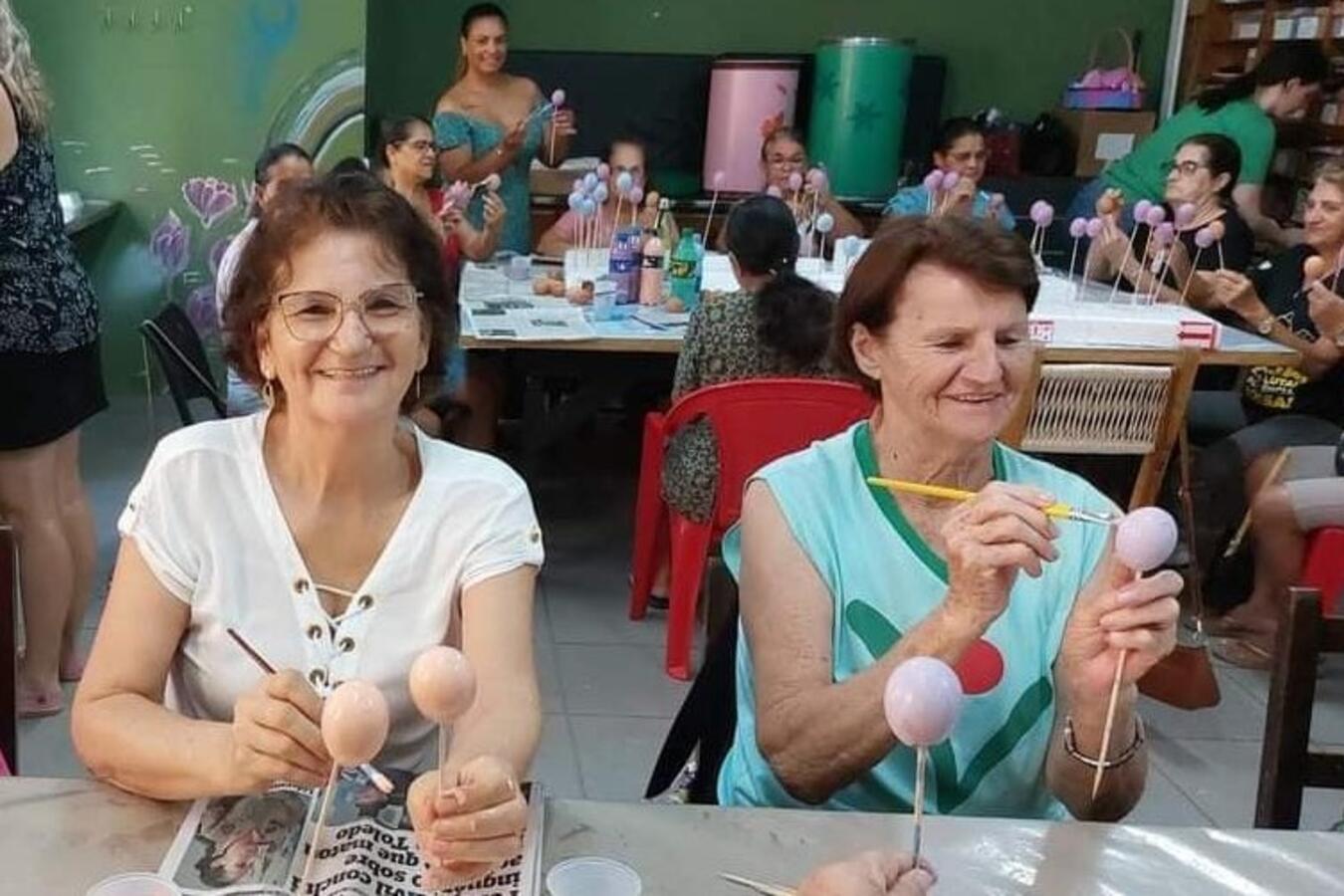 Foram coloridas 1.200 unidades do ornamento que será colocado em árvore que será ponto central de evento marcado para o Domingo de Ramos (2/4)