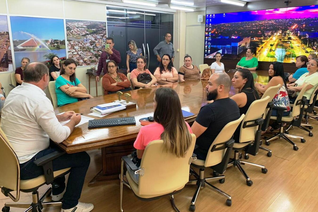 Gabinete recepciona professores e professoras do Conhecendo Toledo