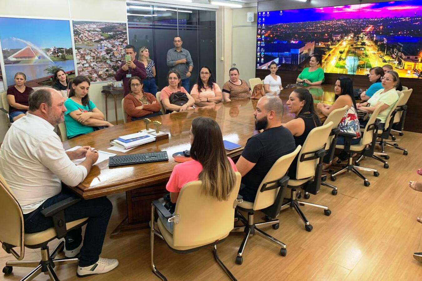 Gabinete recepciona professores e professoras do Conhecendo Toledo