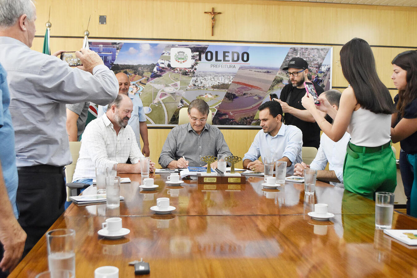 Prefeitura de Toledo repassa utilitário para Fazenda da Esperança. (foto Carlos Rodrigues/Prefeitura de Toledo)