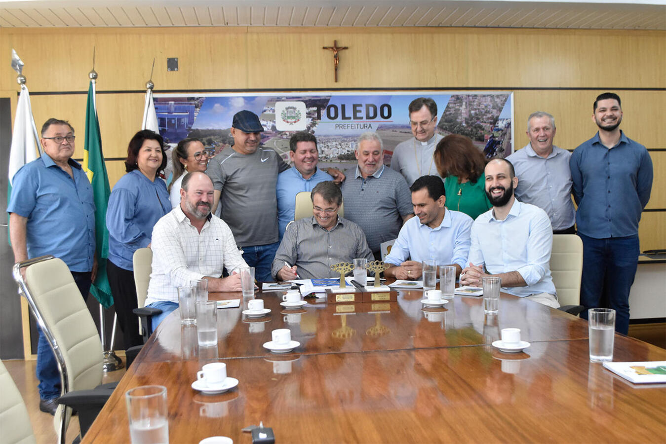 Prefeitura de Toledo repassa utilitário para Fazenda da Esperança. (foto Carlos Rodrigues/Prefeitura de Toledo)