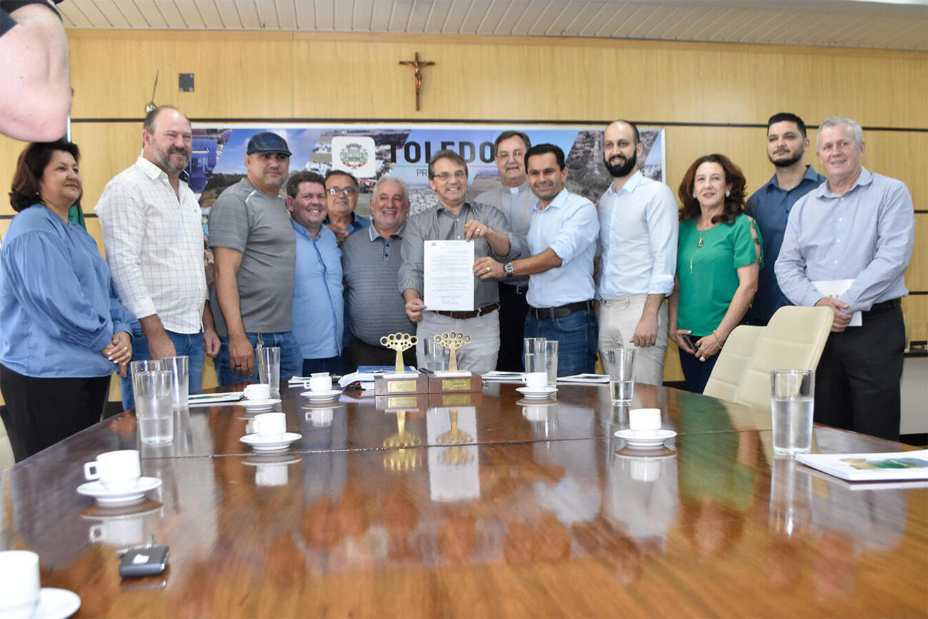 Prefeitura de Toledo repassa utilitário para Fazenda da Esperança. (foto Carlos Rodrigues/Prefeitura de Toledo)
