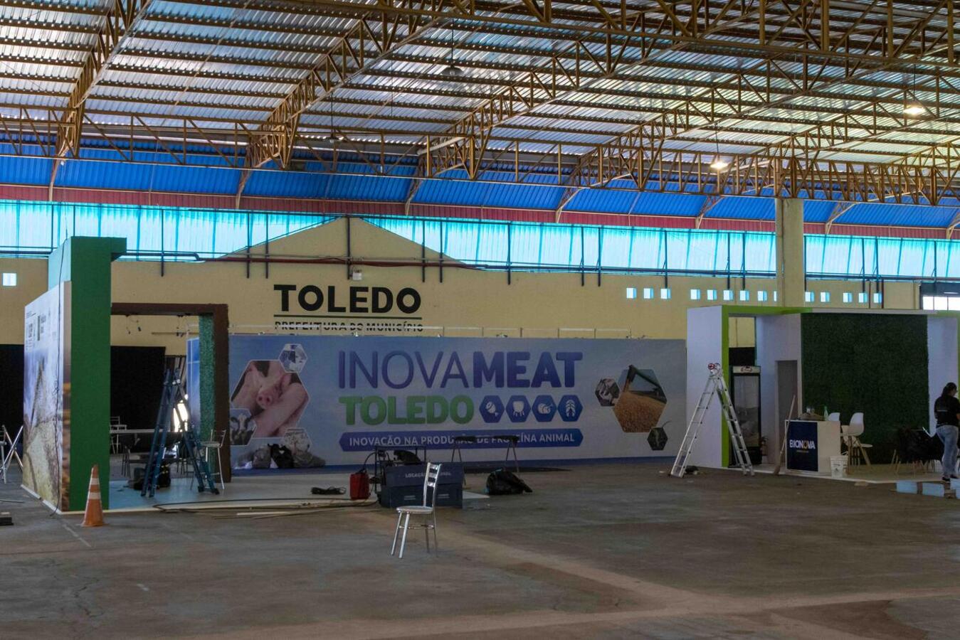 Estrutura do INOVAMEAT 2023 está sendo finalizada (foto: Fábio Ulsenheimer/Prefeitura de Toledo)