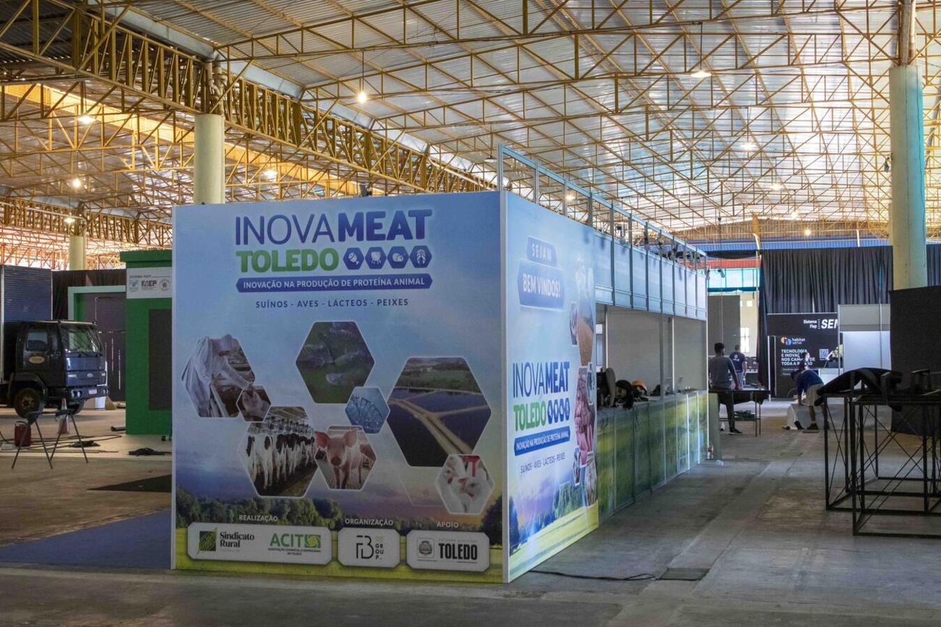 Estrutura do INOVAMEAT 2023 está sendo finalizada (foto: Fábio Ulsenheimer/Prefeitura de Toledo)