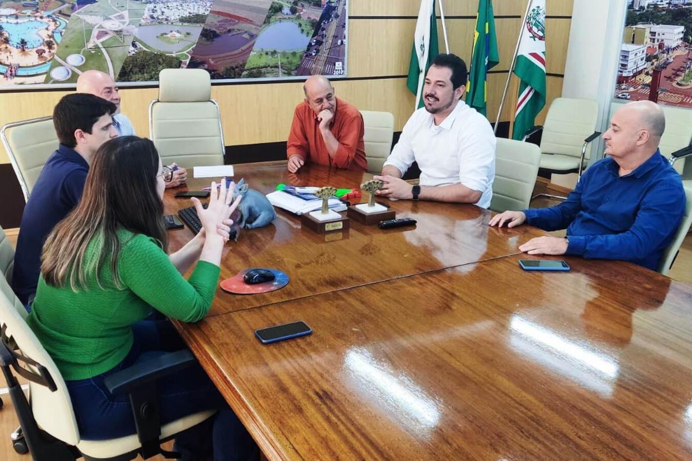 Representantes da administração municipal recebem secretário de Lucas do Rio Verde