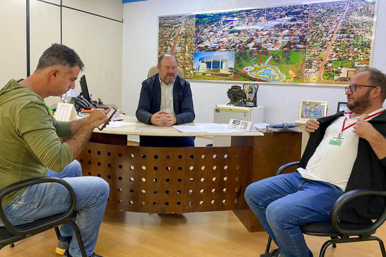 Presencialmente ou via plataforma digital, programa facilita acesso de pessoas surdas a políticas públicas do município, o 1º do Paraná a oferecer este serviço