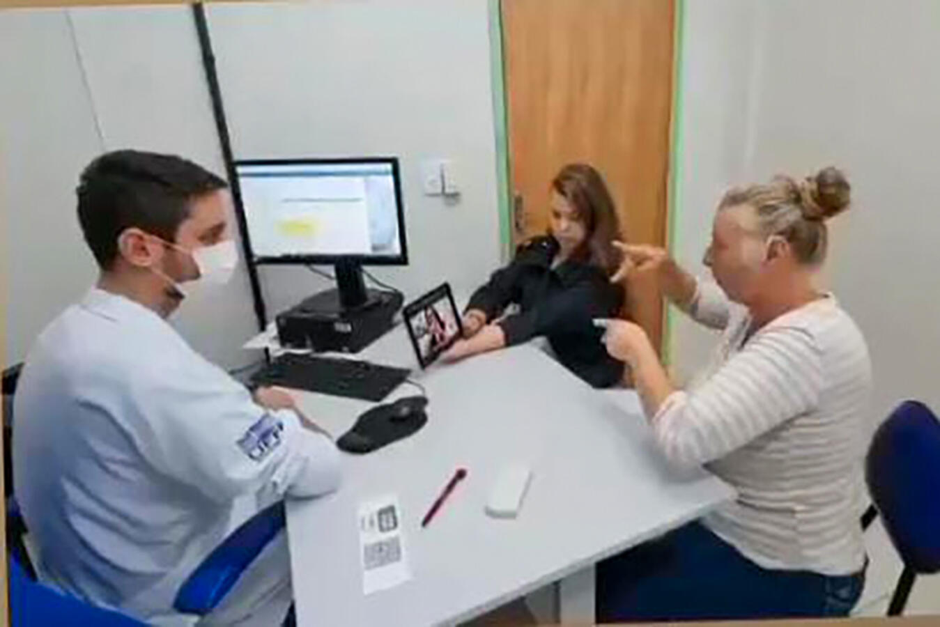 Presencialmente ou via plataforma digital, programa facilita acesso de pessoas surdas a políticas públicas do município, o 1º do Paraná a oferecer este serviço