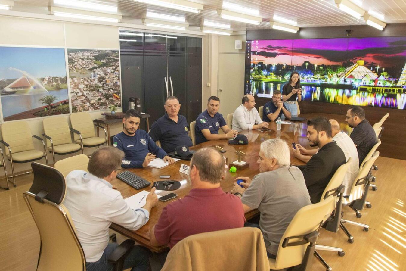 Encontro na manhã desta sexta (26), na Sala de Reuniões do Gabinete do Prefeito, definiu detalhes que estarão em edital para concorrência para concessão do serviço