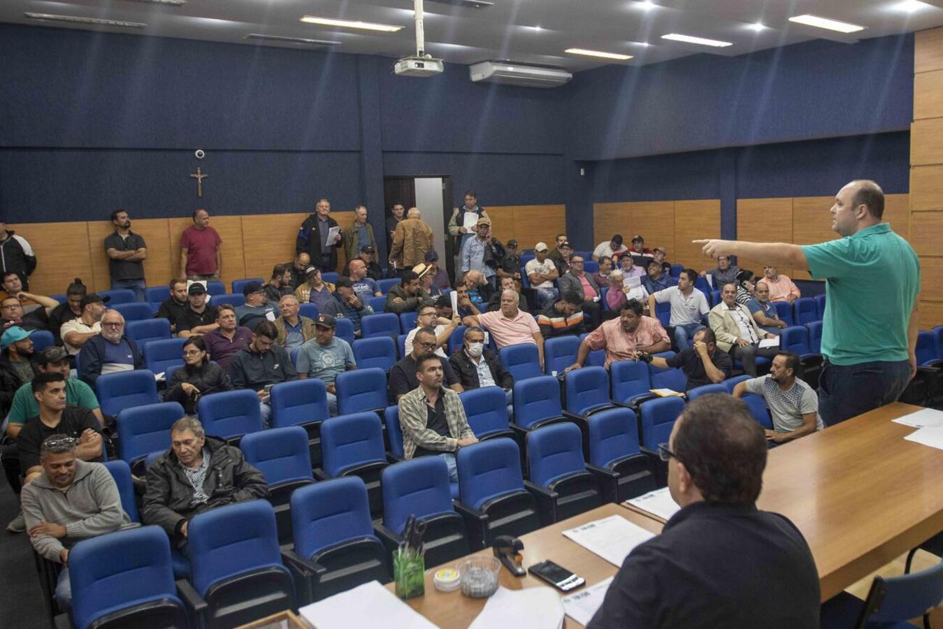 Montante é 51,59% maior do que a soma dos lances iniciais de veículos e sucatas; certame ocorreu na manhã de segunda (29) no Auditório Acary Oliveira