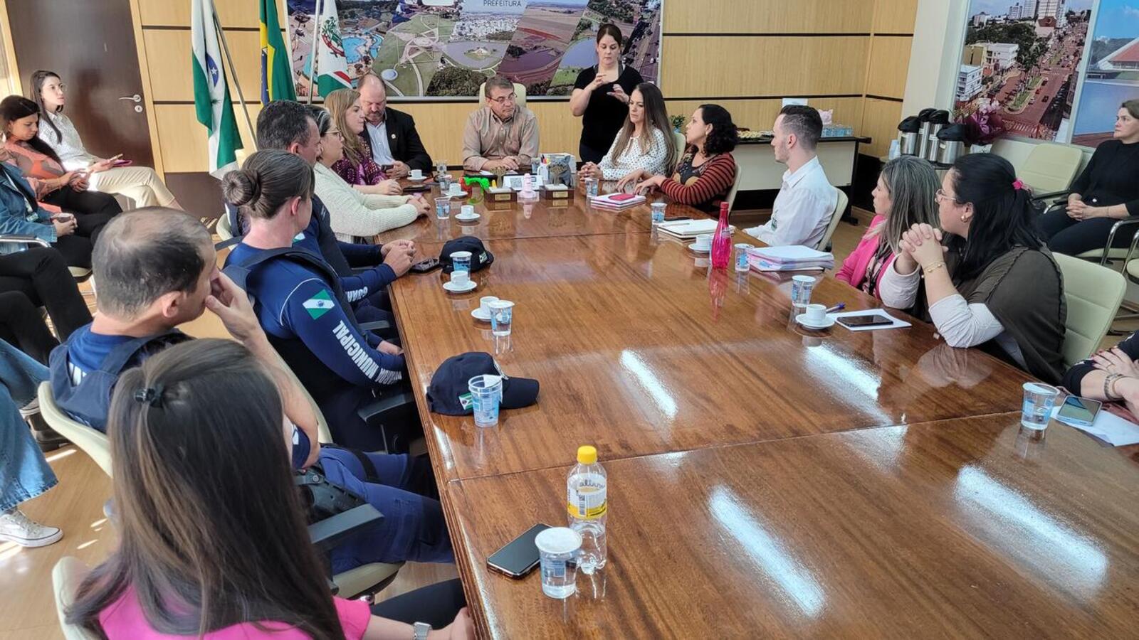 Acompanhada de sua equipe técnica, a titular da Secretaria de Estado da Mulher e Igualdade Racial, Leandre Dal Ponte, conheceu experiências locais e propôs parcerias