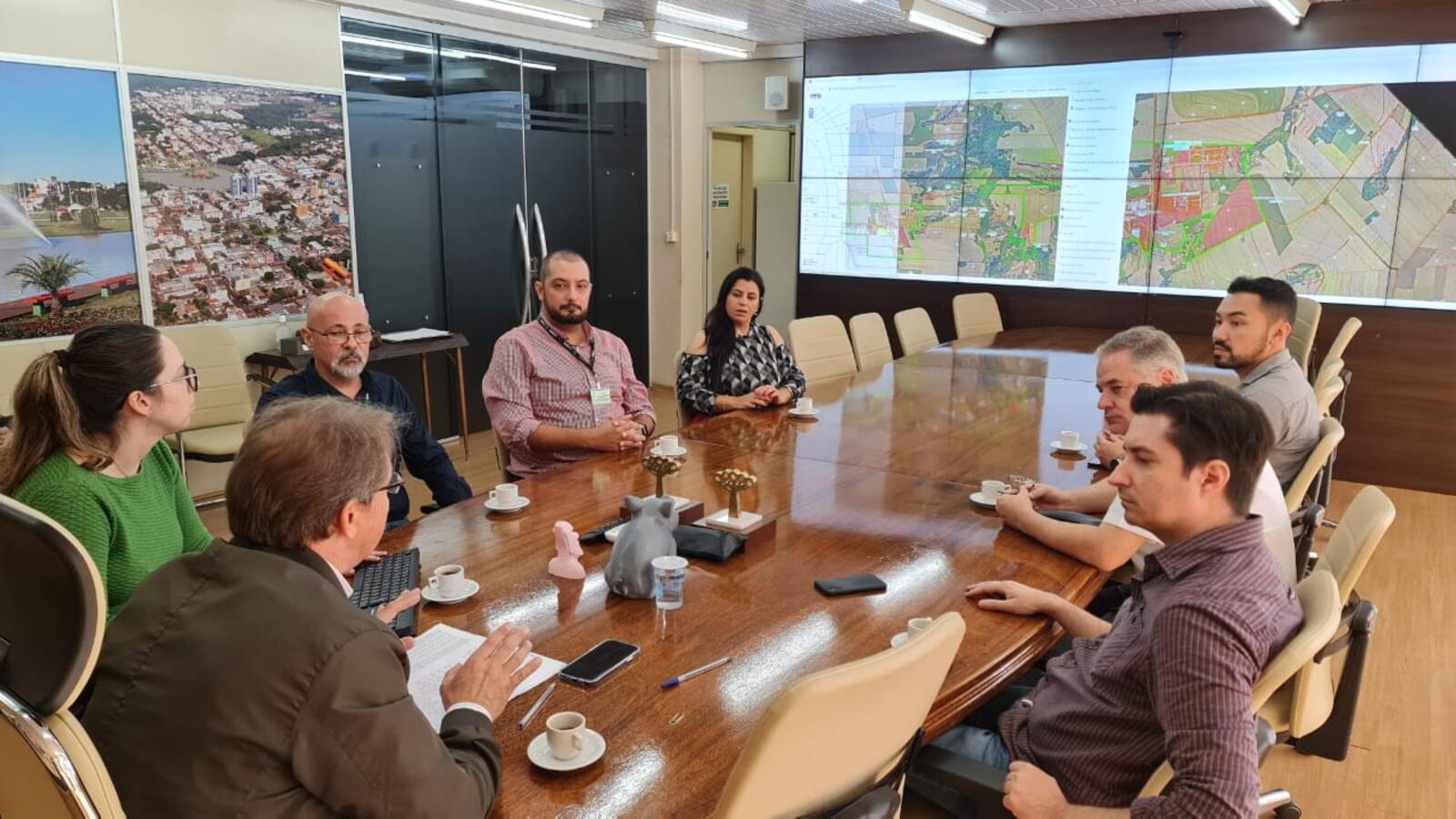Comitiva foi recebida pelo prefeito para discutir possibilidades de locais onde o IFPR deve se estabelecer em Toledo
