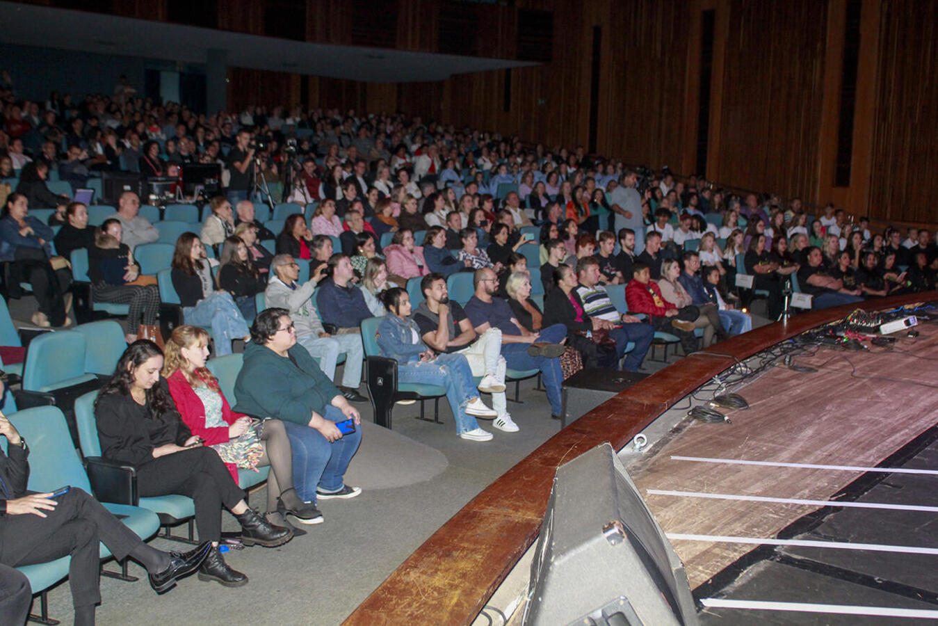 Divididos em 11 grupos, mais de 300 músicos, entre coralistas, regentes e maestros, se apresentaram na noite de sábado (3) para encerramento do evento