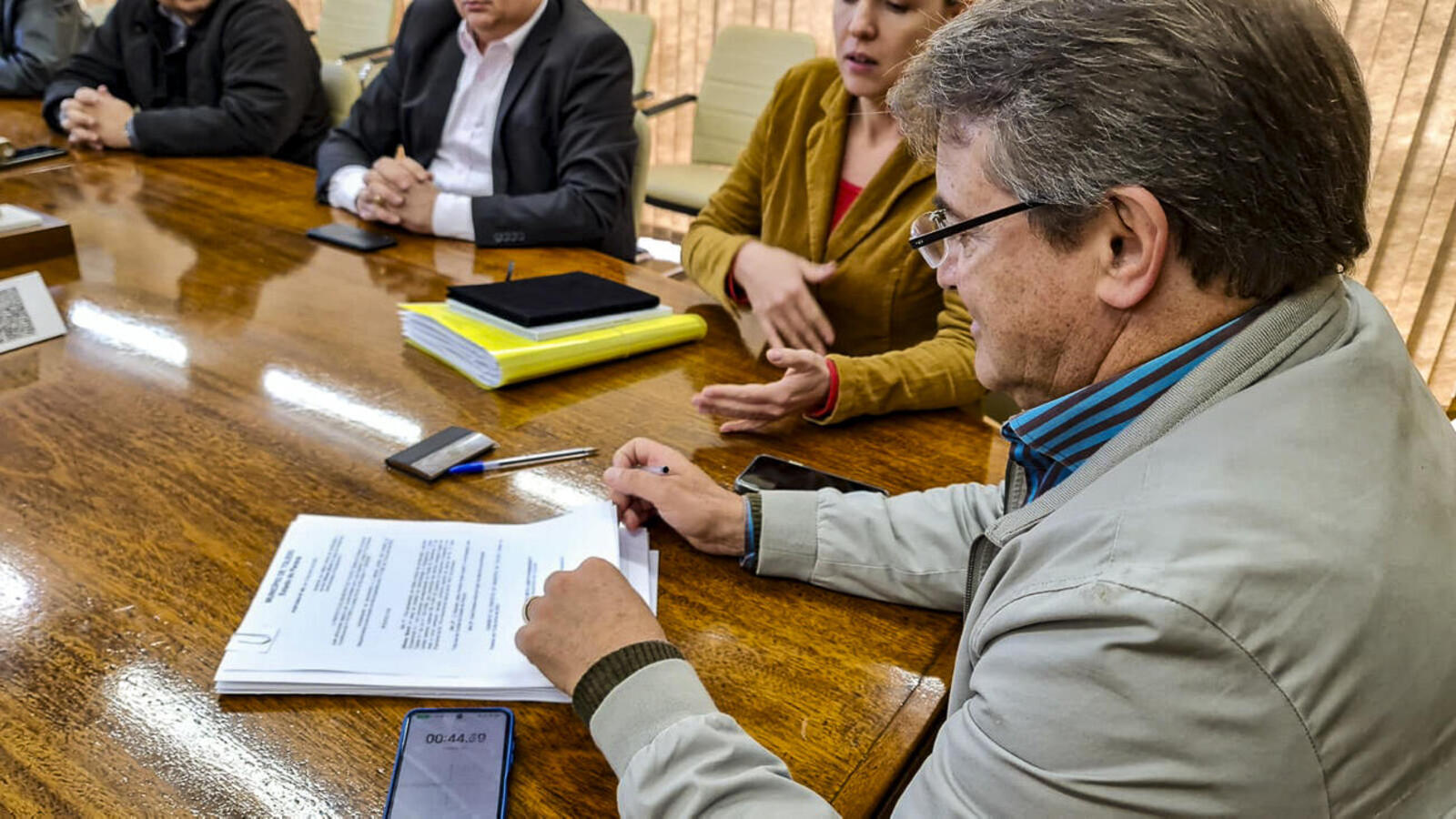 Prefeito assina portarias de aposentadoria e agradece servidor pela dedicação