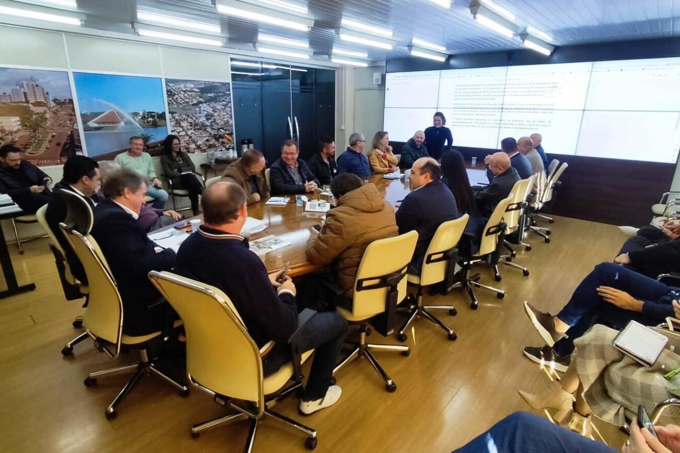 Novo valor do vale alimentação e pagamento do 13º foram temas da reunião do secretariado municipal