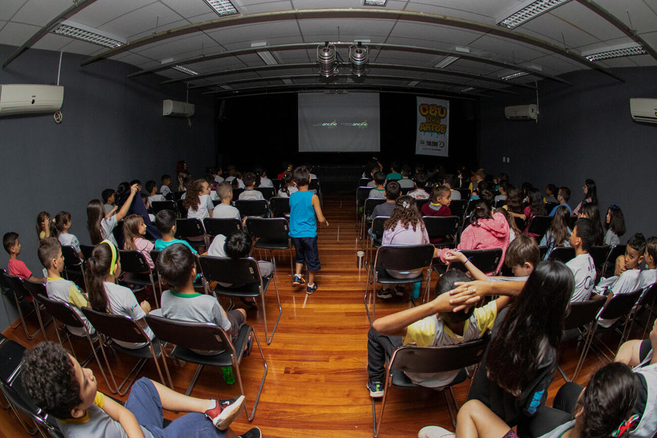 A tarde de segunda (6) foi especial para um grupo com cerca de 90 estudantes, que se divertiu com o filme “Didi, o Caçador de Tesouros”; até o fim do mês, serão 28 exibições