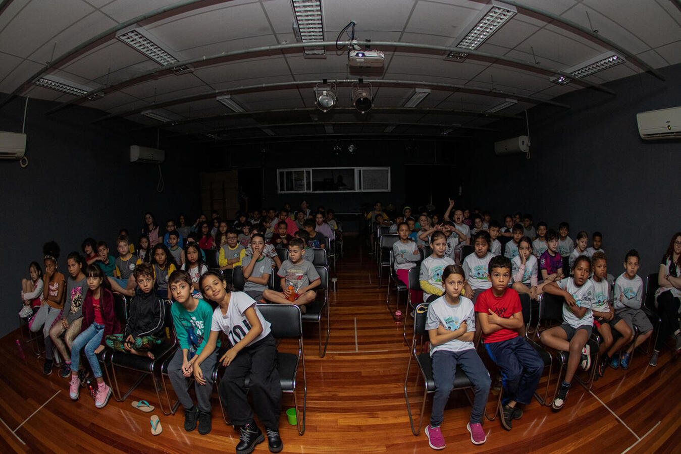 A tarde de segunda (6) foi especial para um grupo com cerca de 90 estudantes, que se divertiu com o filme “Didi, o Caçador de Tesouros”; até o fim do mês, serão 28 exibições