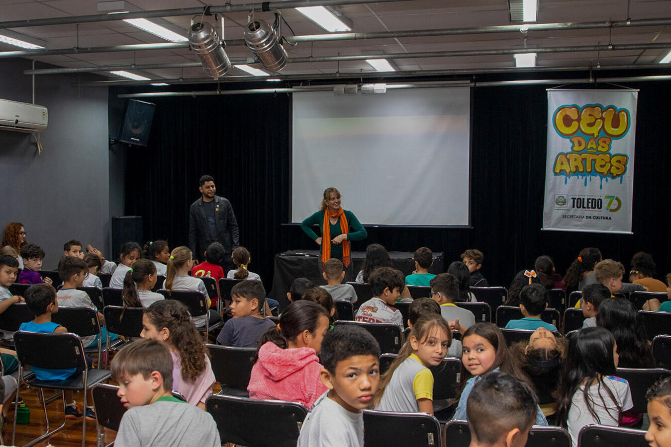 A tarde de segunda (6) foi especial para um grupo com cerca de 90 estudantes, que se divertiu com o filme “Didi, o Caçador de Tesouros”; até o fim do mês, serão 28 exibições