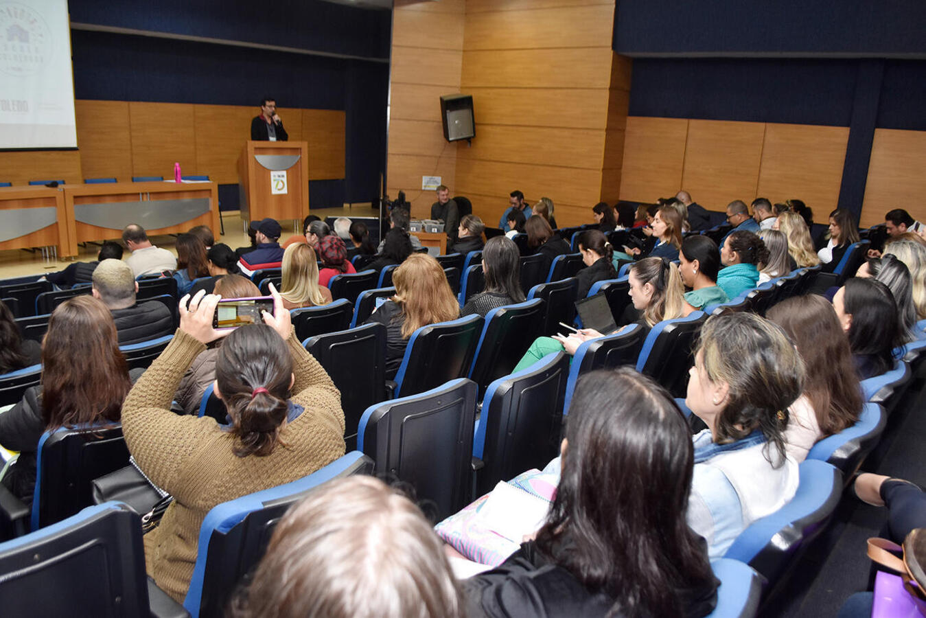 A intenção é atender os aproximadamente 400 alunos imigrantes de diversas nacionalidades.