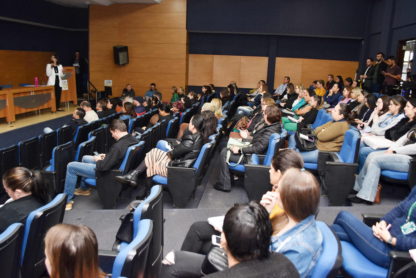 A intenção é atender os aproximadamente 400 alunos imigrantes de diversas nacionalidades.