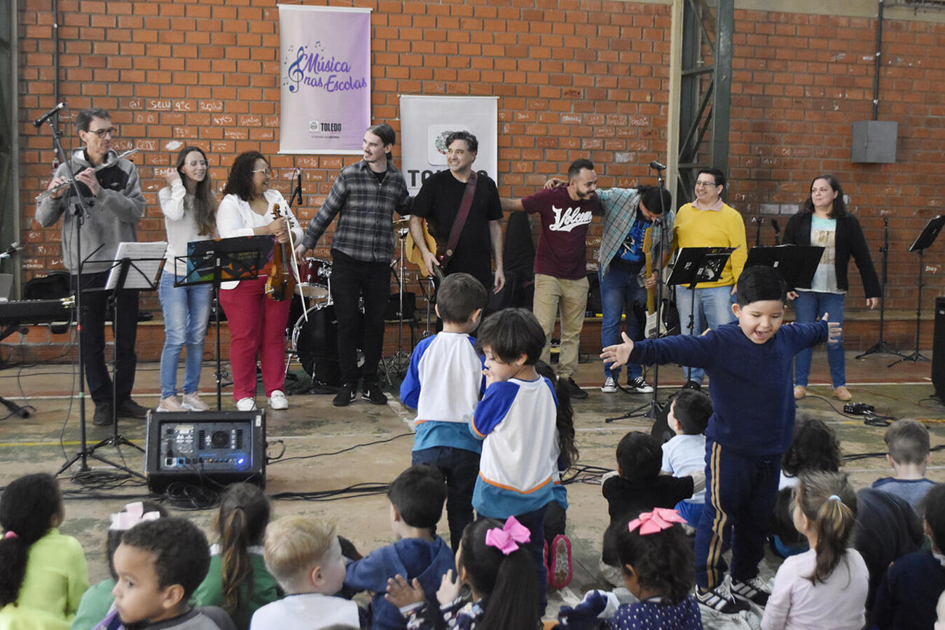 Instituição no La Salle recebeu nesta segunda (26) duas apresentações da Banda Casa da Cultura; projeto seguirá por toda a rede municipal de ensino até setembro 