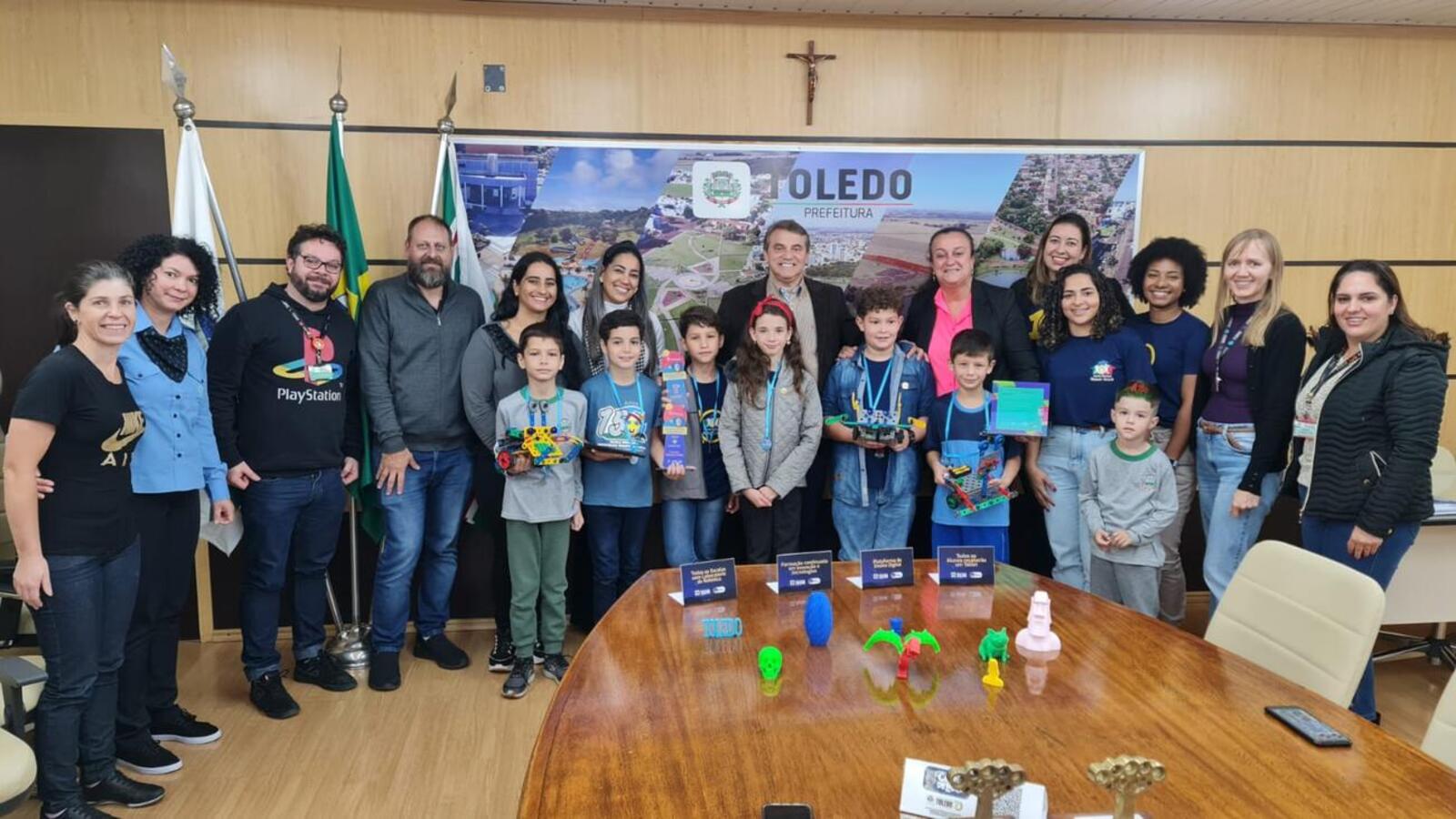 Prefeito autorizou a compra de equipamentos para melhorar a estrutura pedagógica das escolas durante ato que condecorou alunos que se destacaram no desafio de robótica