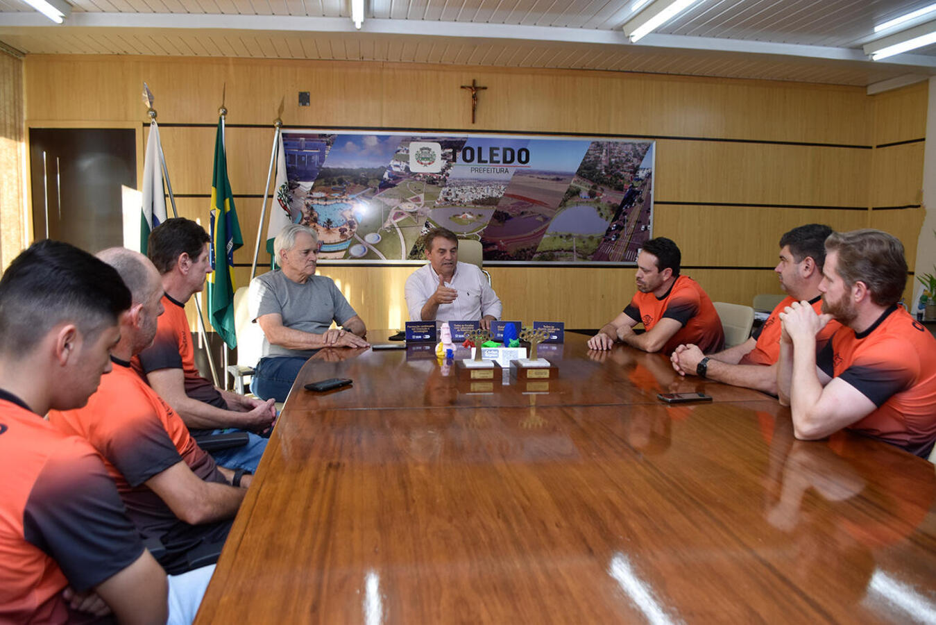 Realizado na tarde de quinta-feira (1º), na Sala de Reuniões do Gabinete do Prefeito, ato contou com a presença de membros da Associação Ciclística de Toledo