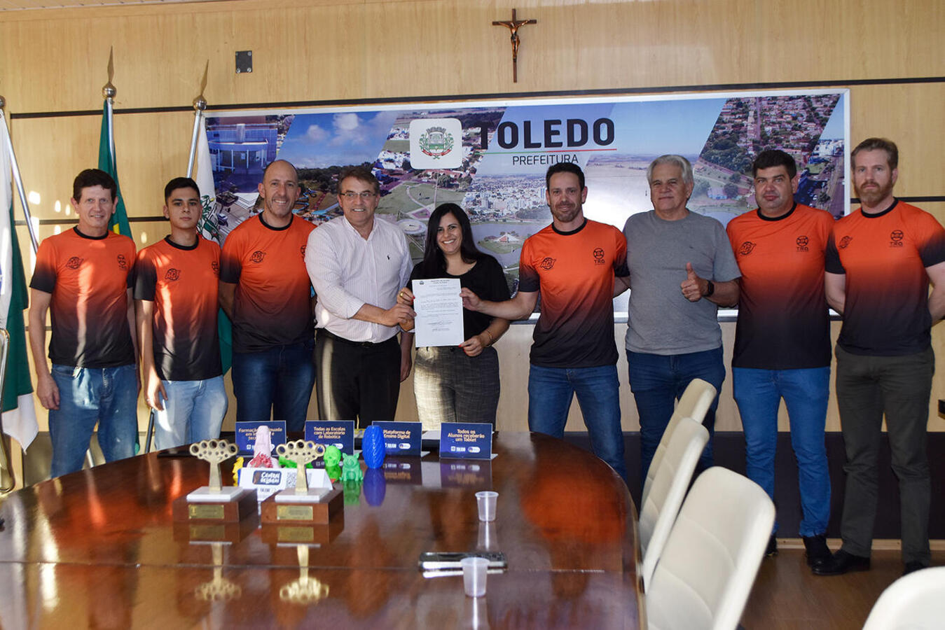 Realizado na tarde de quinta-feira (1º), na Sala de Reuniões do Gabinete do Prefeito, ato contou com a presença de membros da Associação Ciclística de Toledo