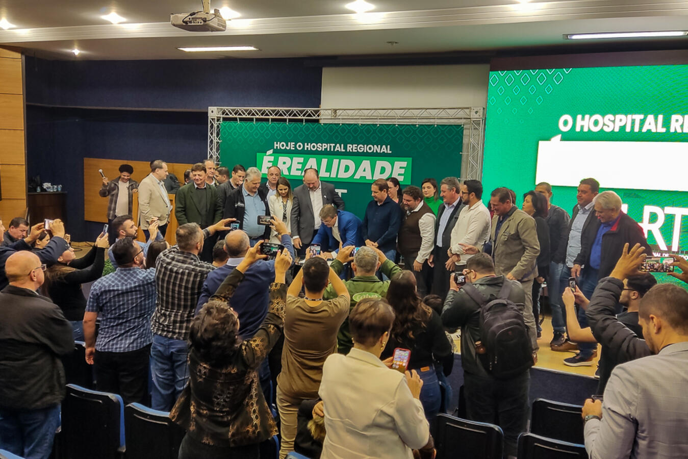 Emoção marca a assinatura do contrato de gestão do Hospital Regional de Toledo 