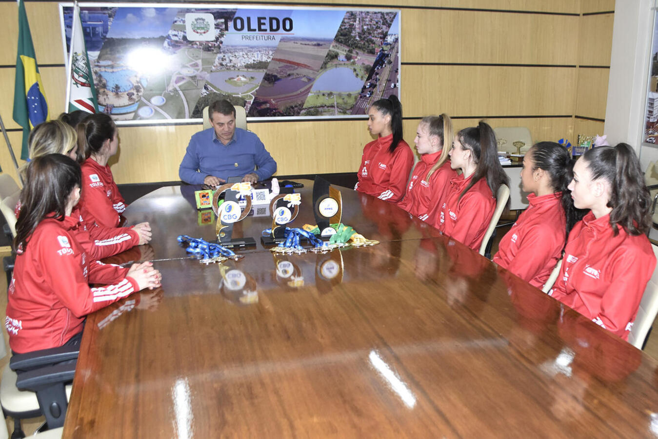 Sob o comando da técnica Solange Paludo, as ginastas Geane Silva, Samara Sibin e Maria Eduarda Alexandre conquistaram o título nacional por equipes