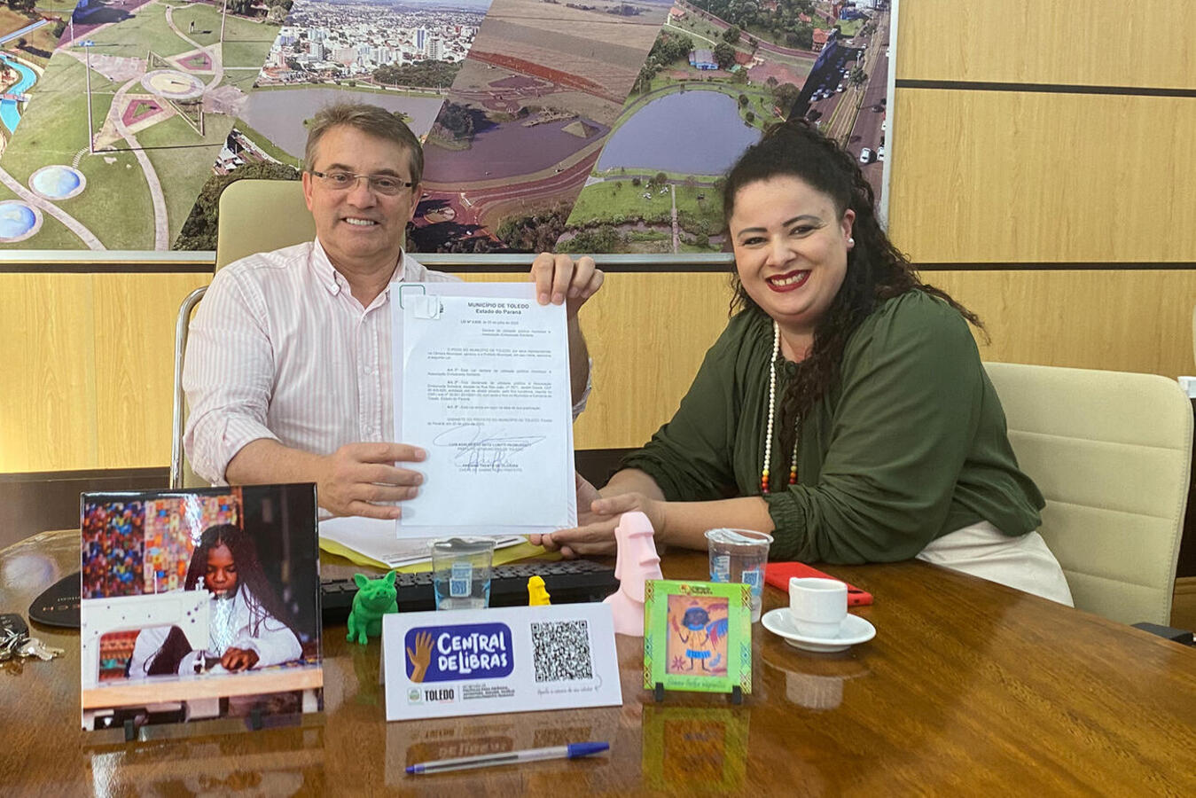 Atos realizados na tarde desta quinta-feira (20) na Sala de Reuniões do Prefeito beneficiam a Associação Embaixada Solidária e cria a Medalha Diva Paim Barth
