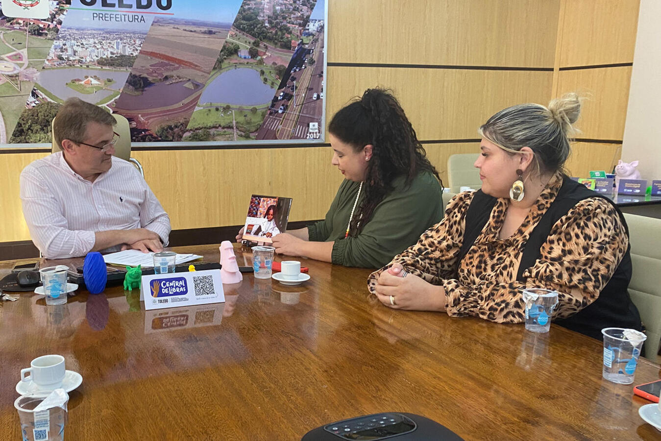 Atos realizados na tarde desta quinta-feira (20) na Sala de Reuniões do Prefeito beneficiam a Associação Embaixada Solidária e cria a Medalha Diva Paim Barth
