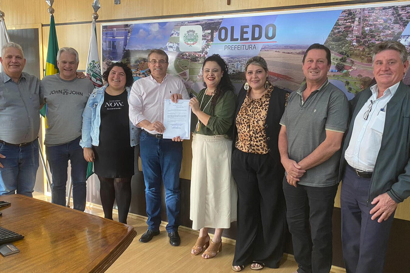 Atos realizados na tarde desta quinta-feira (20) na Sala de Reuniões do Prefeito beneficiam a Associação Embaixada Solidária e cria a Medalha Diva Paim Barth