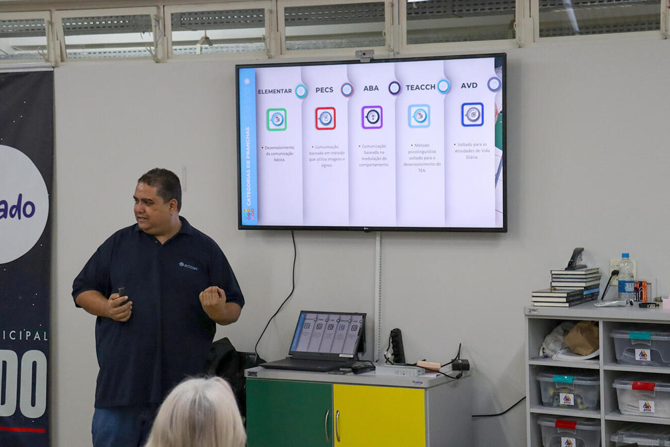 Durante esta semana, equipe da empresa que fornece o material estão ministram curso a 45 professores da rede municipal especialistas em educação especial