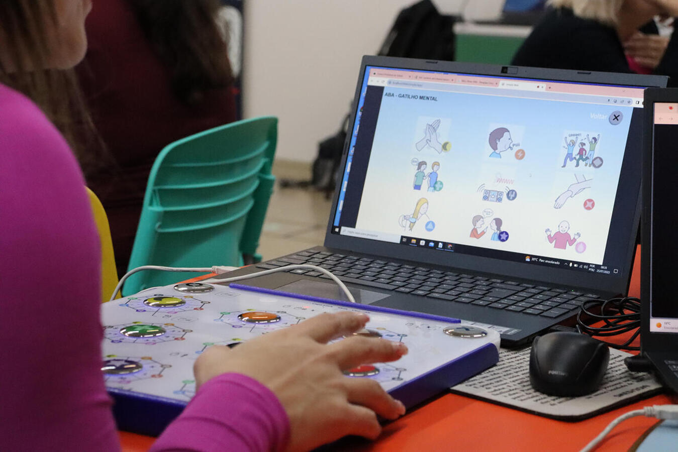 Durante esta semana, equipe da empresa que fornece o material estão ministram curso a 45 professores da rede municipal especialistas em educação especial