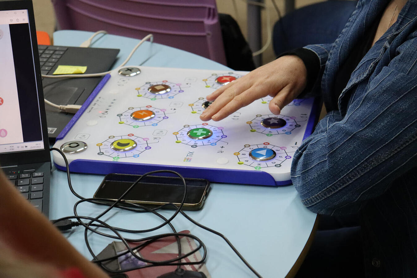 Durante esta semana, equipe da empresa que fornece o material estão ministram curso a 45 professores da rede municipal especialistas em educação especial