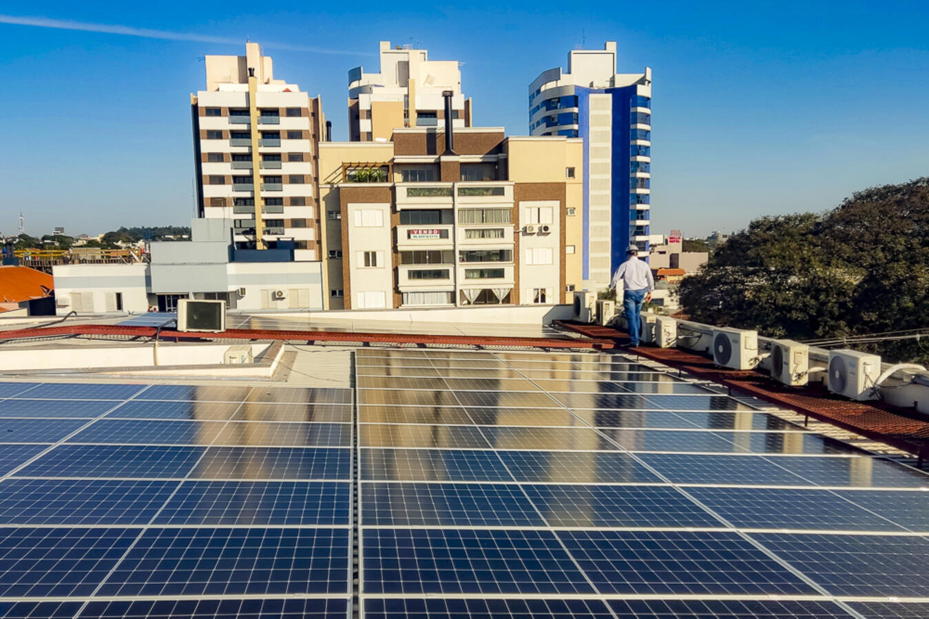 Usinas fotovoltaicas são instaladas em espaços da administração municipal