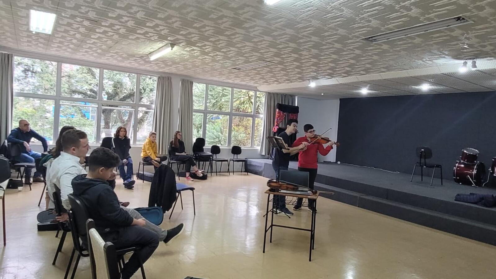 Espetáculo na última sexta (7), em Toledo, foi regido pelo maestro Alexandre Brasolim e integra o projeto “Teatro Guaíra para Todos”, que ofereceu masterclass a músicos locais