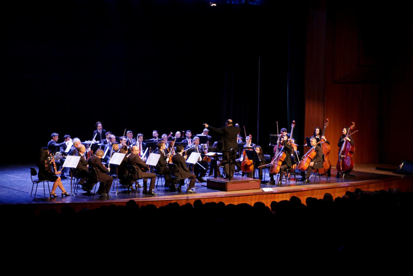 Espetáculo na última sexta (7), em Toledo, foi regido pelo maestro Alexandre Brasolim e integra o projeto “Teatro Guaíra para Todos”, que ofereceu masterclass a músicos locais
