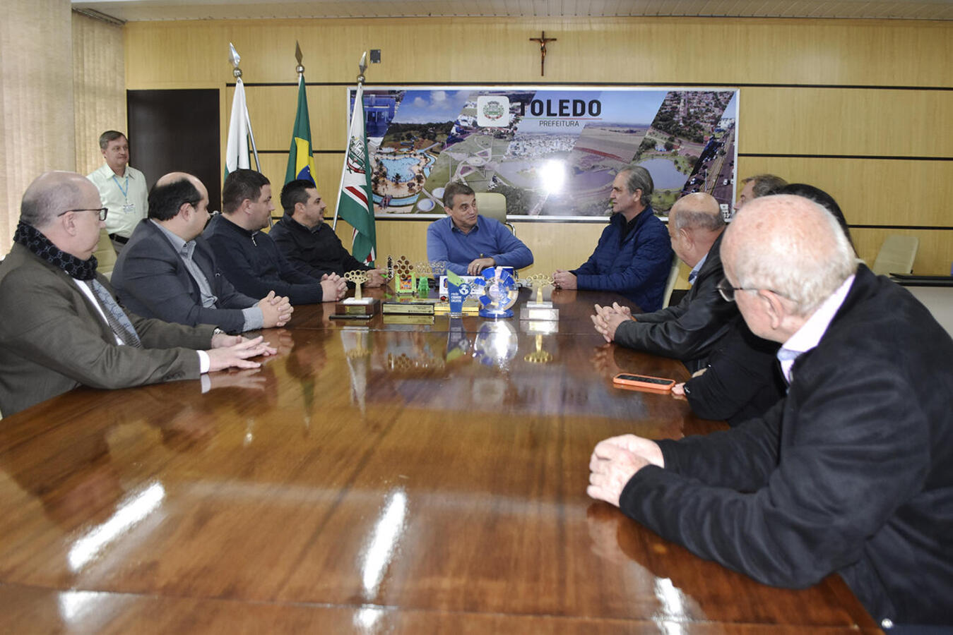 Sala de Reuniões do Gabinete do Prefeito foi palco, na manhã desta terça-feira (18), de encontro entre Beto Lunitti e o chefe do Executivo da “Cidade Canção”